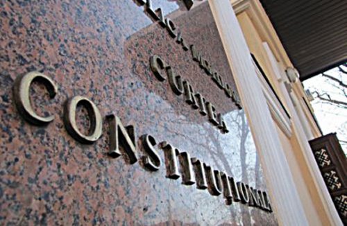 КС приостановил действие закона о кредитном соглашении с Россией